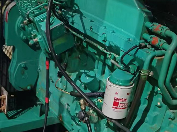 新兴镇如何确定新的发电机组控制系统是否与原系统兼容？