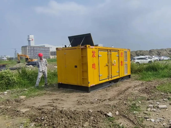 新兴镇200KW柴油发电机机组每小时的油耗量受哪些因素影响？